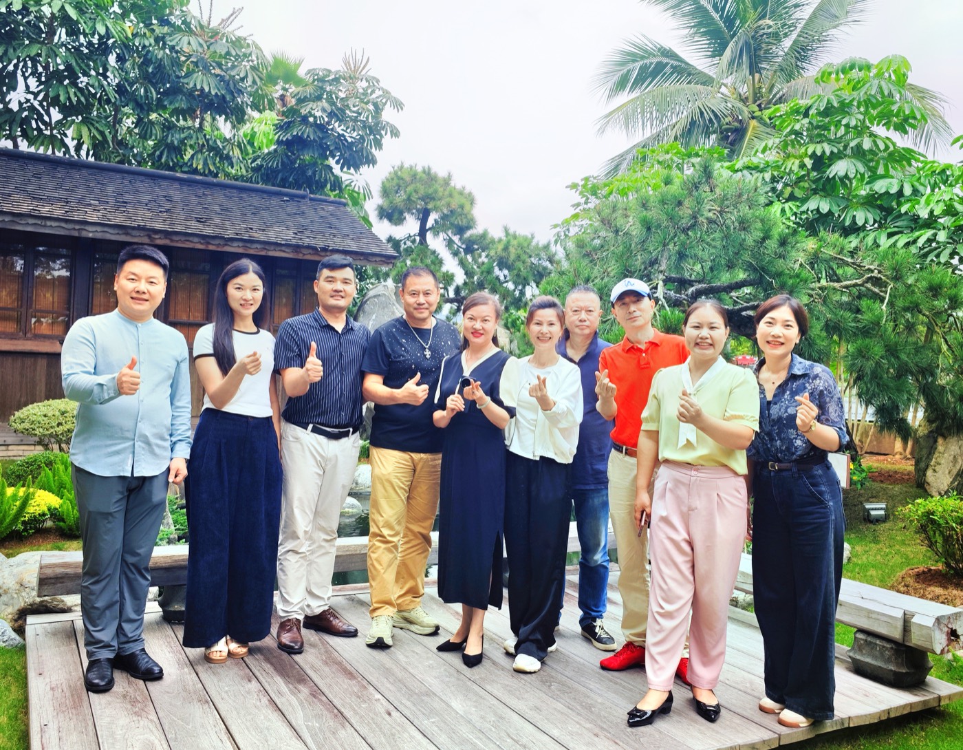 东方好妈妈俱乐部高端圈层聚会，花园别墅合影